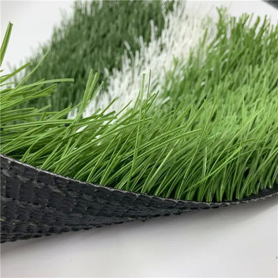 耐久のサッカーのフットボールの人工的な草の泥炭50mmのPEの単繊維は170 S/Mにまいはだを詰める